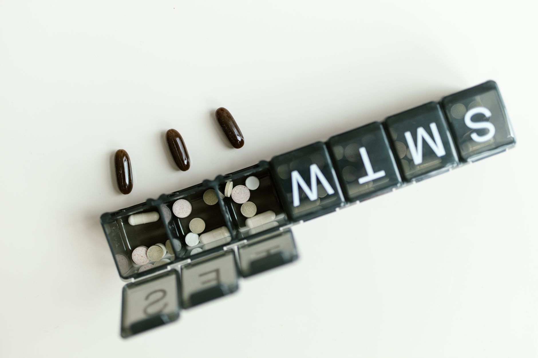 vitamin reminder, pill habit, morning routine, supplement organization