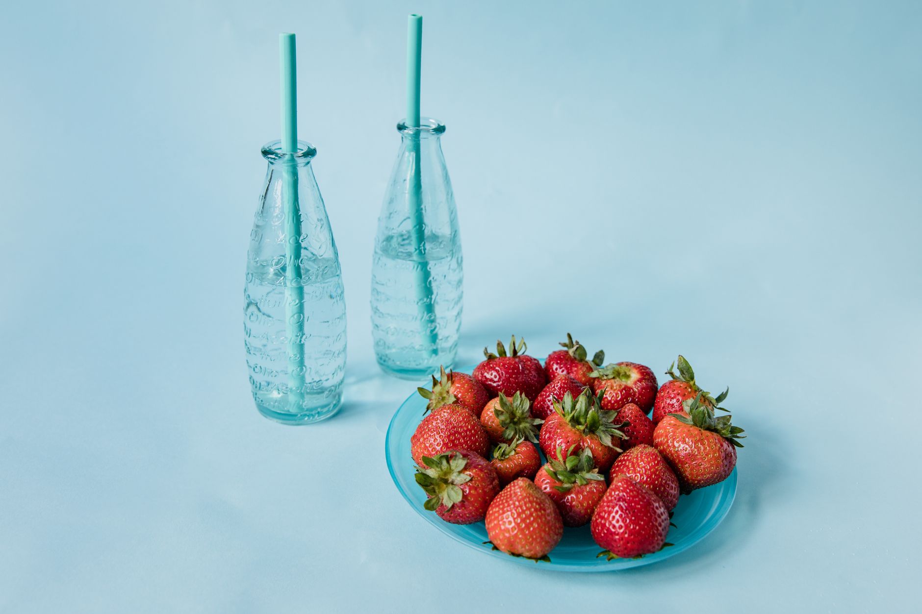 hull strawberry, straw method, strawberry tip, remove stem, quick prep, dessert