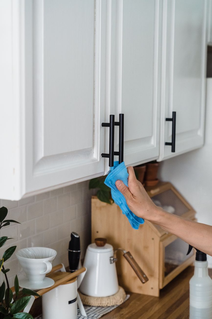 sticky cabinets, kitchen cabinet cleaning, oil and baking soda, grease, wood cabinets