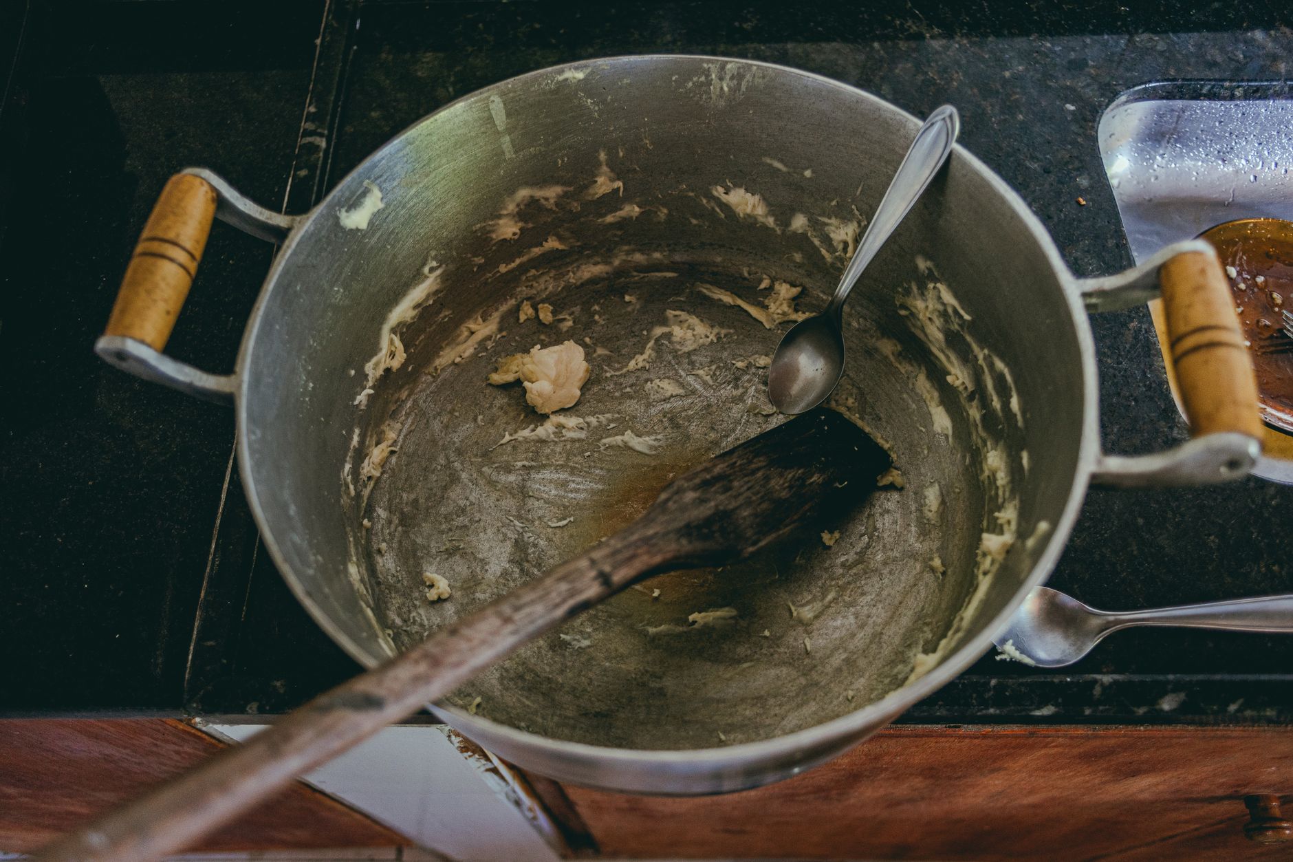 burnt pot, burnt pan, clean cookware, deglaze, baking soda