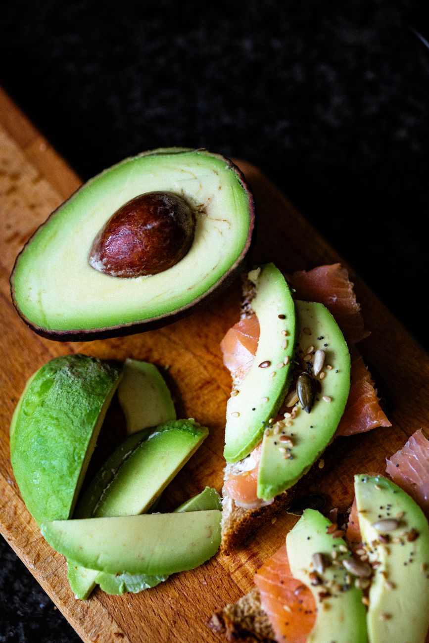 cut avocado, avocado storage, keep avocado green, fridge avocado, lunch prep