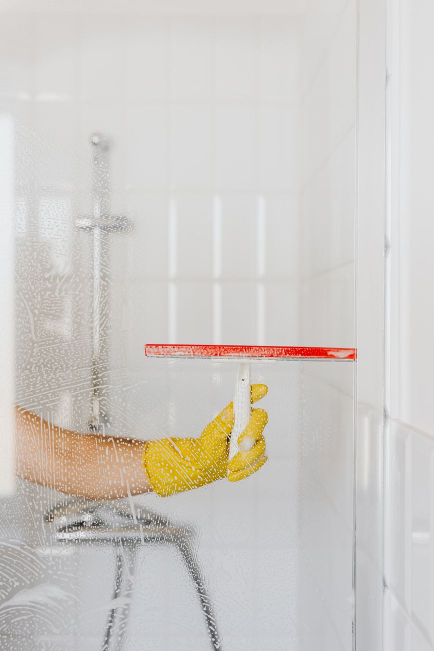 shower door, glass cleaner, foggy glass, hard water, vinegar rinse