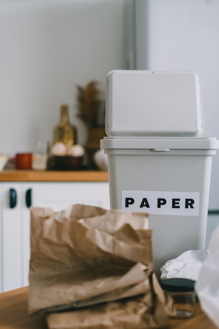 trash can smell, garbage odor, deodorize trash, bin clean, kitchen trash