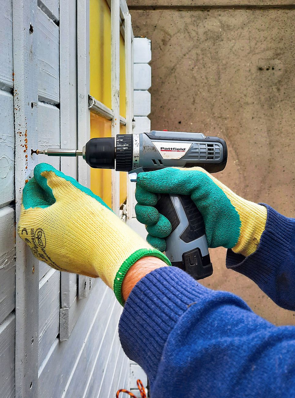 stripped screw, remove screw, screw extractor, diy repair, seized screw